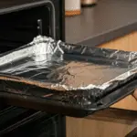 Folia aluminiowa zamiast papieru do pieczenia – czy i jak jej użyć?